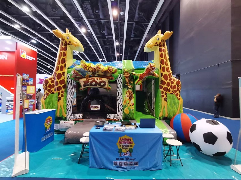 تفریحی سرگرمیاں® چڑیا گھر کو IAAPA EXPO ASIA میں ایک شو اسٹاپنگ 4m Inflatable Bouncy Castle کے ساتھ لاتا ہے۔ تفریحی سرگرمیاں® چڑیا گھر کو IAAPA EXPO ASIA میں ایک شو اسٹاپنگ 4m Inflatable Bouncy Castle کے ساتھ لاتا ہے۔